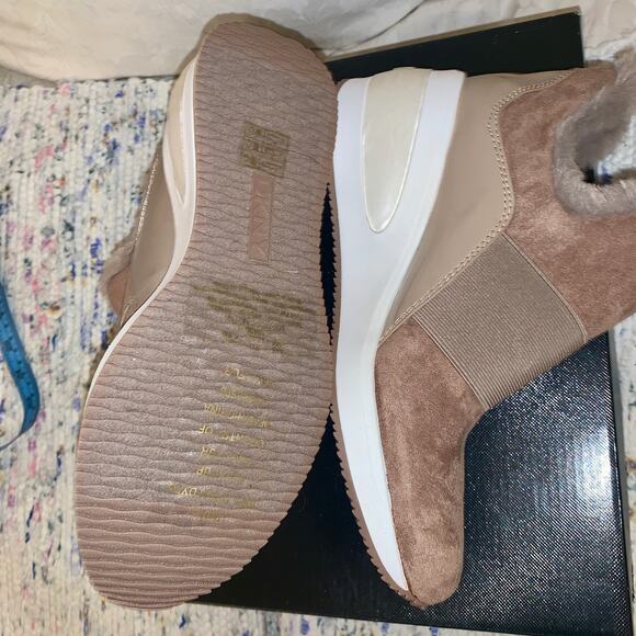 NEW IN BOX DKNY BORG FUR TRIM WEDGE SNEAKER BOOTS 8 TAUPE - Picture 2 of 5